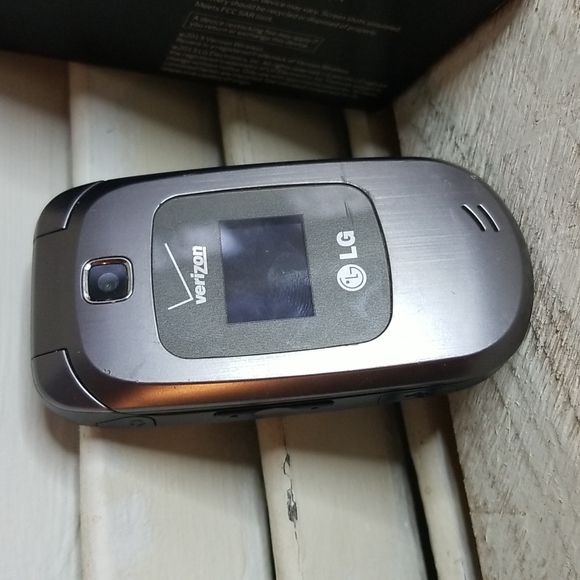 Old School Verizon LG Revere 2 Flip Phone - Picture 3 of 4